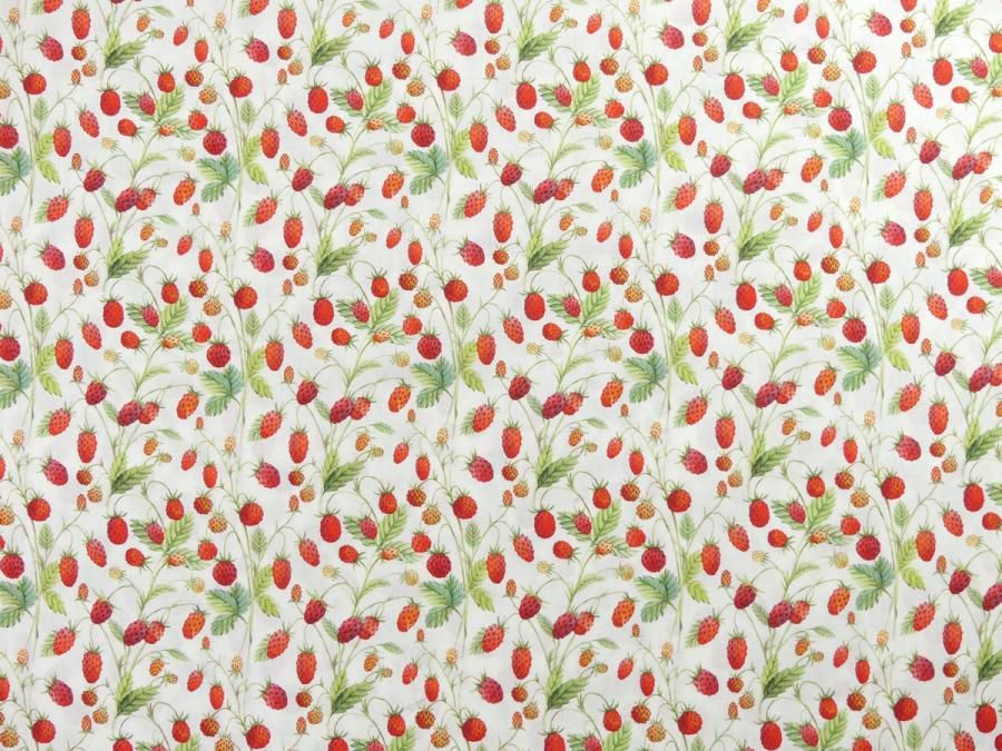Preview: Patchworkstoff mit kleinen Erdbeeren auf weißem Hintergung